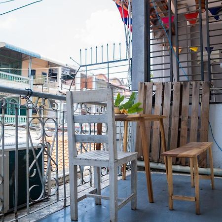 Sacred Lotus - Vegan Cafe X Hostel Phnom Penh Eksteriør billede