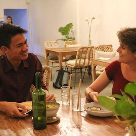 Sacred Lotus - Vegan Cafe X Hostel Phnom Penh Eksteriør billede