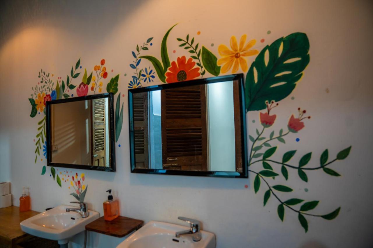 Sacred Lotus - Vegan Cafe X Hostel Phnom Penh Eksteriør billede
