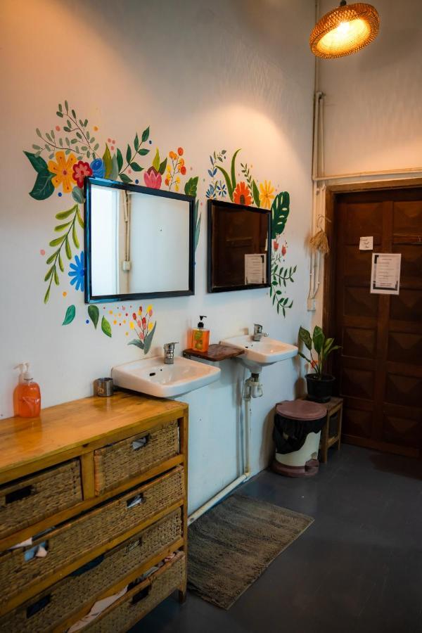 Sacred Lotus - Vegan Cafe X Hostel Phnom Penh Eksteriør billede