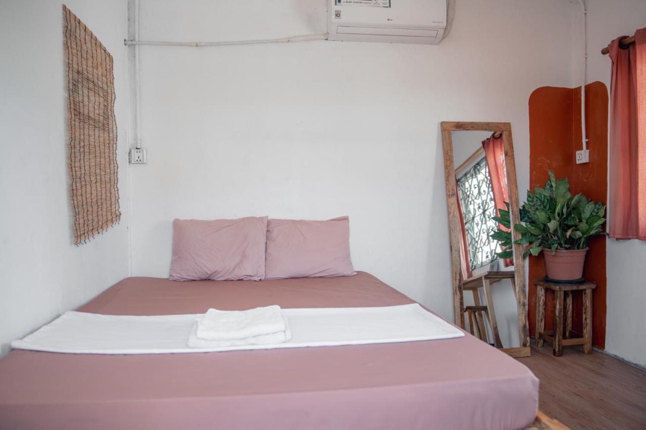 Sacred Lotus - Vegan Cafe X Hostel Phnom Penh Eksteriør billede