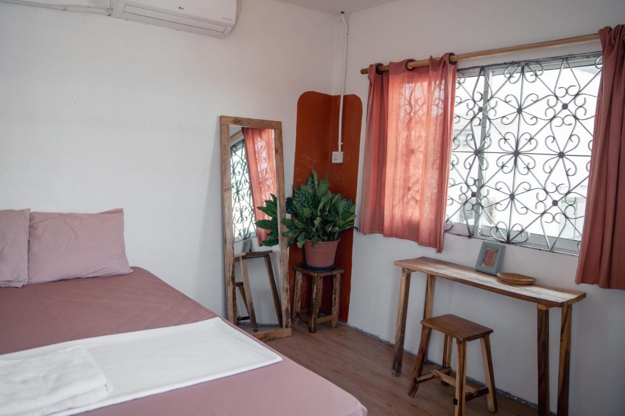 Sacred Lotus - Vegan Cafe X Hostel Phnom Penh Eksteriør billede