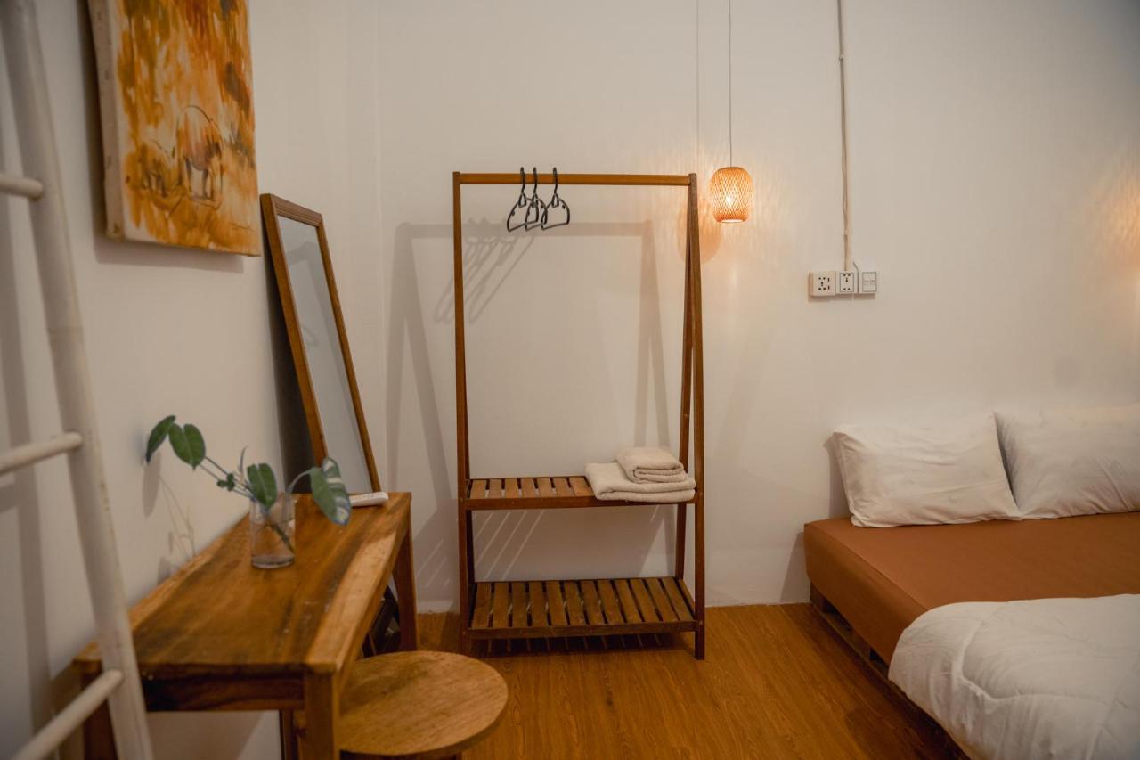 Sacred Lotus - Vegan Cafe X Hostel Phnom Penh Eksteriør billede
