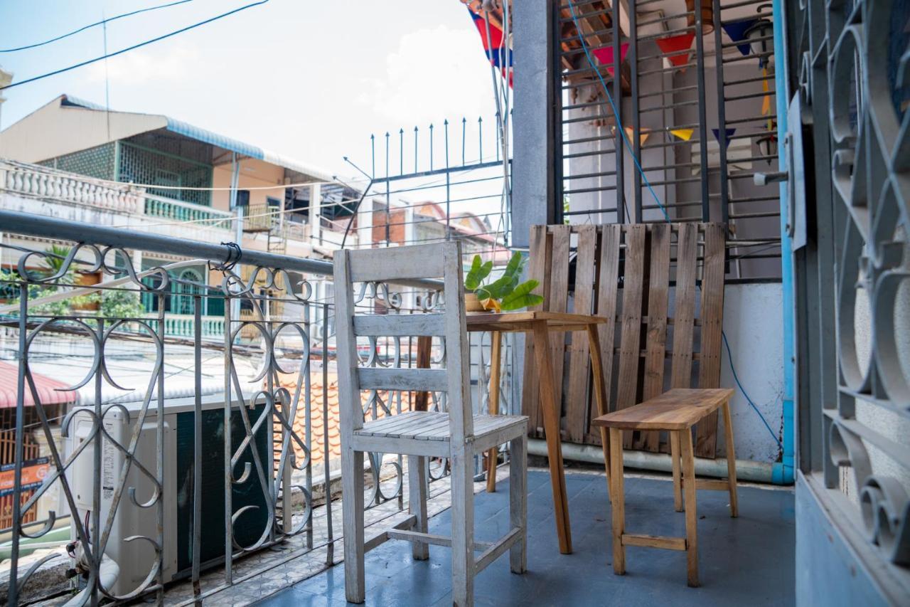 Sacred Lotus - Vegan Cafe X Hostel Phnom Penh Eksteriør billede