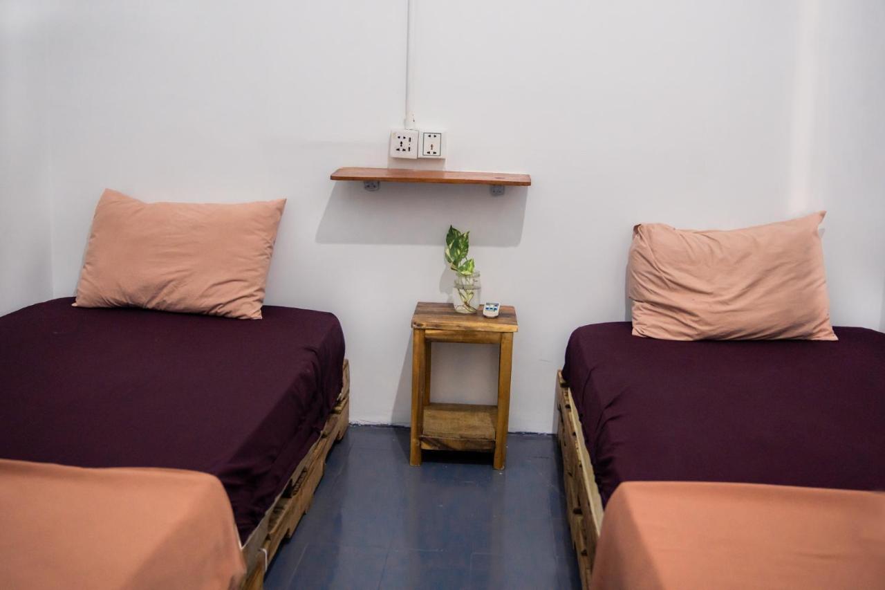 Sacred Lotus - Vegan Cafe X Hostel Phnom Penh Eksteriør billede