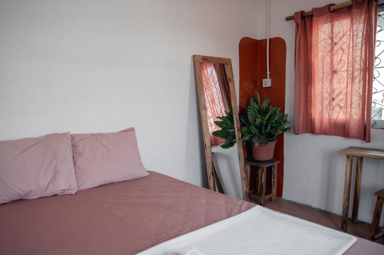Sacred Lotus - Vegan Cafe X Hostel Phnom Penh Eksteriør billede