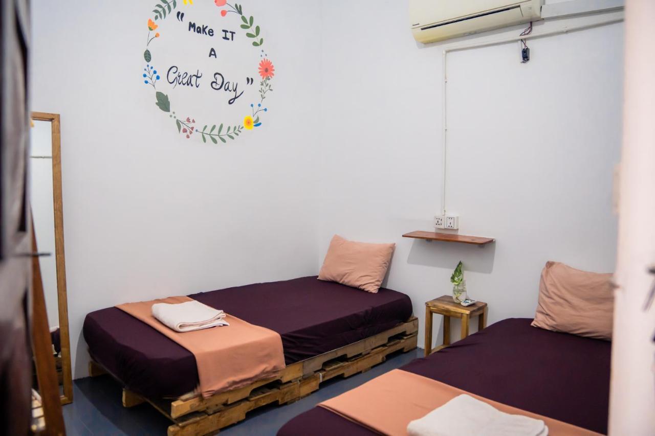 Sacred Lotus - Vegan Cafe X Hostel Phnom Penh Eksteriør billede