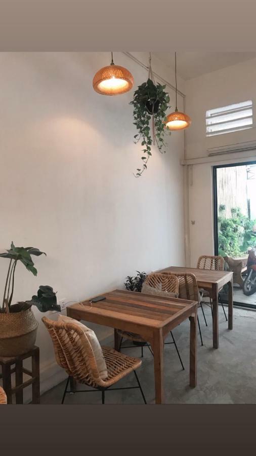 Sacred Lotus - Vegan Cafe X Hostel Phnom Penh Eksteriør billede