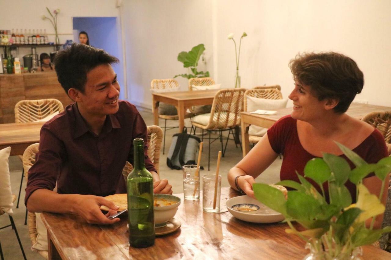 Sacred Lotus - Vegan Cafe X Hostel Phnom Penh Eksteriør billede