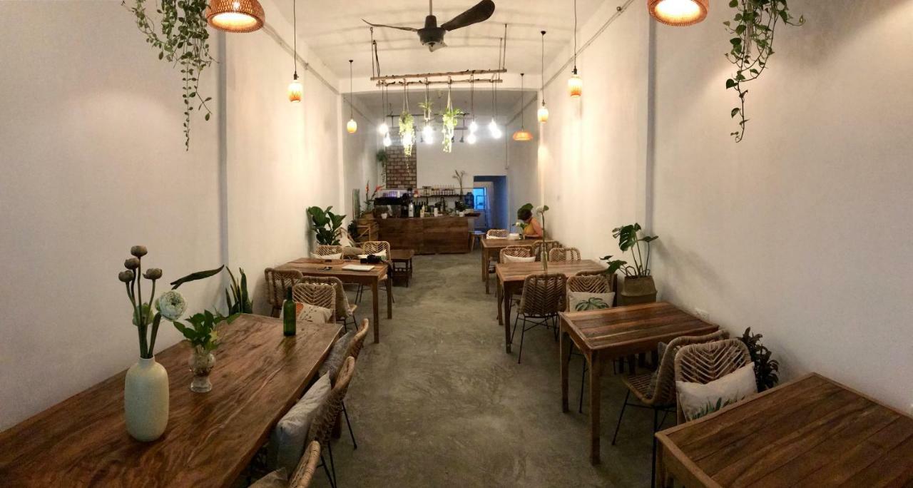 Sacred Lotus - Vegan Cafe X Hostel Phnom Penh Eksteriør billede