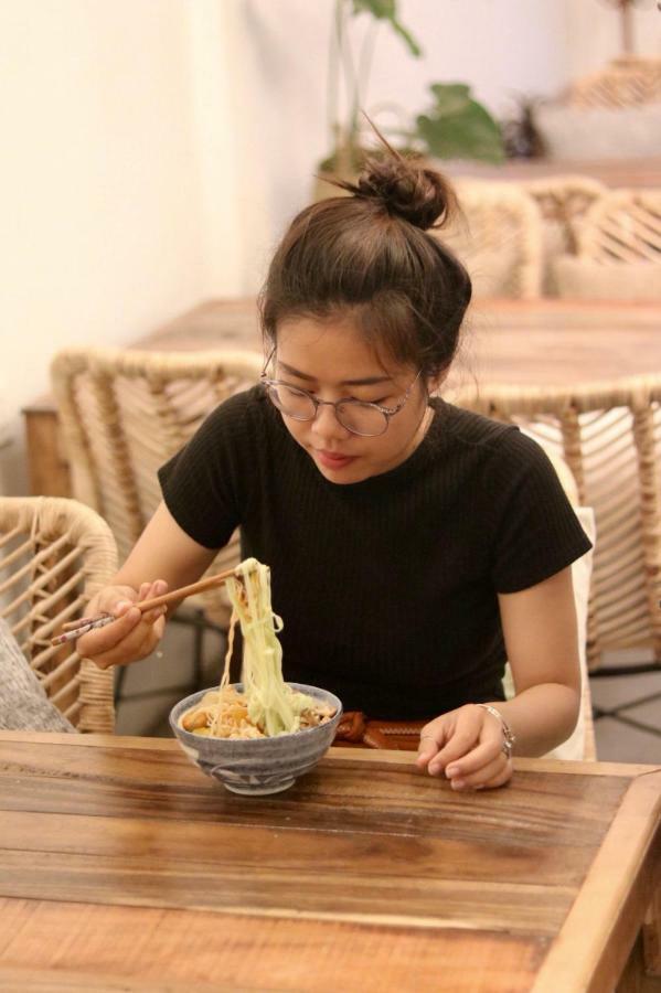 Sacred Lotus - Vegan Cafe X Hostel Phnom Penh Eksteriør billede