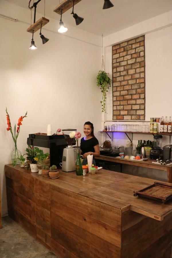 Sacred Lotus - Vegan Cafe X Hostel Phnom Penh Eksteriør billede
