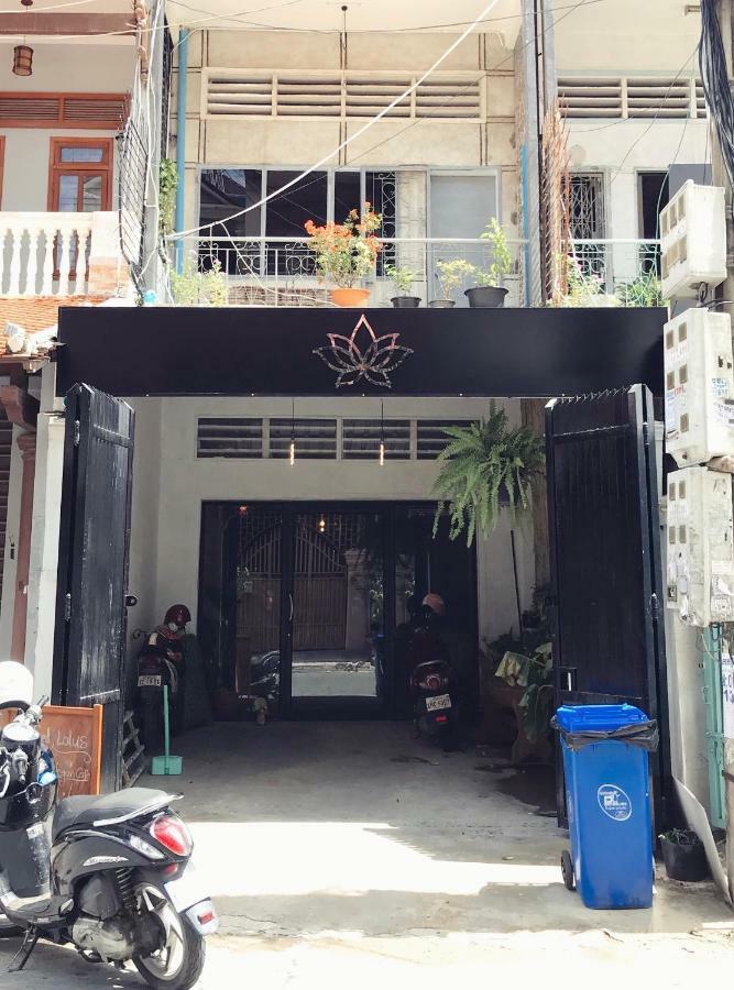 Sacred Lotus - Vegan Cafe X Hostel Phnom Penh Eksteriør billede
